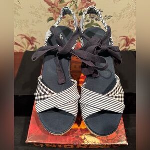 Union Bay Navy pin stripe rattan wedge sandals with ankle ties. Size 8.